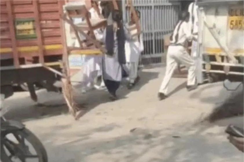 बहादुरगढ़ स्कूल में छात्राओं से ढुलवाए डेस्क: वीडियो वायरल होने के बाद प्राचार्या को नोटिस जारी