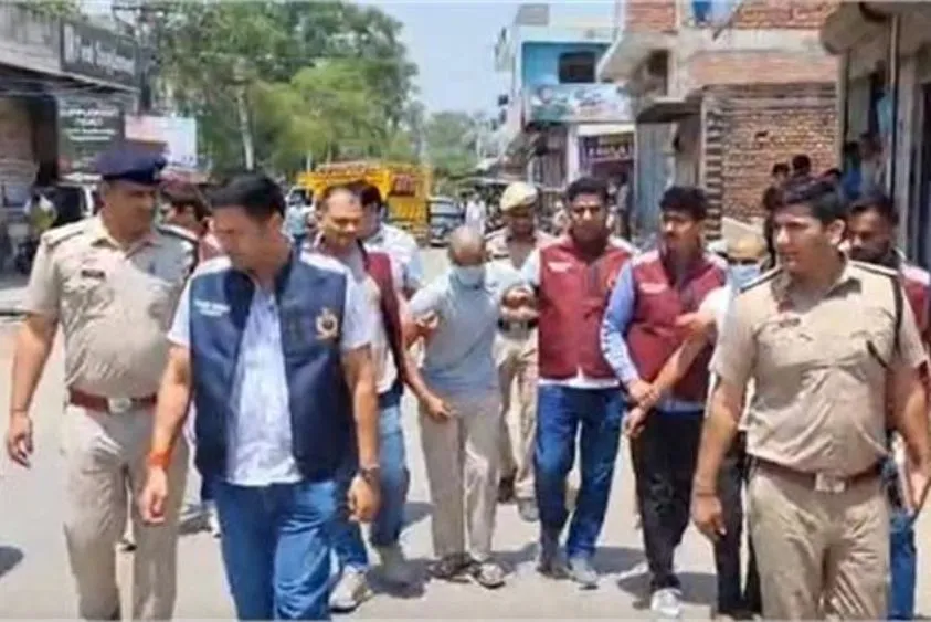 फरीदाबाद पुलिस का 'सिंघम' अवतार: हथौड़े से पैर तोड़ने वाले बदमाशों का सिर मुंडवाकर निकाला जुलूस