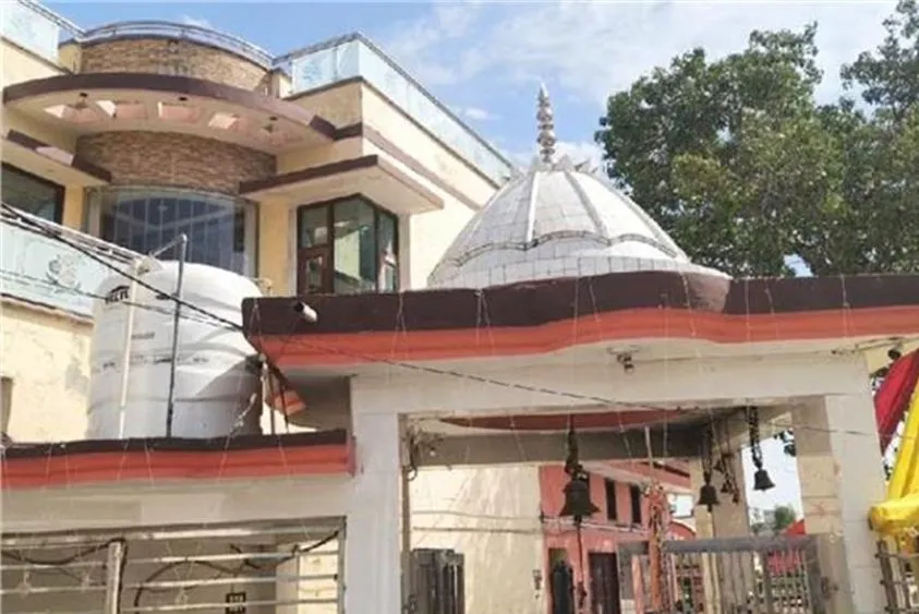  बिलासपुर थाना से महज 200 मीटर दूर मंदिर में चोरी: चोर ने दान पात्र तोड़ा, सीसीटीवी में कैद हुई करतूत