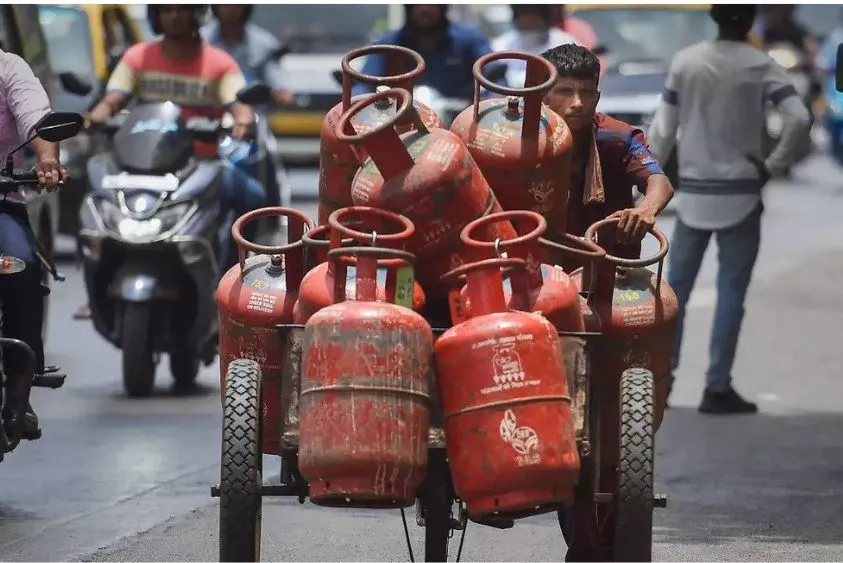  हरियाणा में शादी वाले घरों की मौज: सरकार देगी स्पेशल कोटे से गैस सिलेंडर, जानें कैसे करें अप्लाई