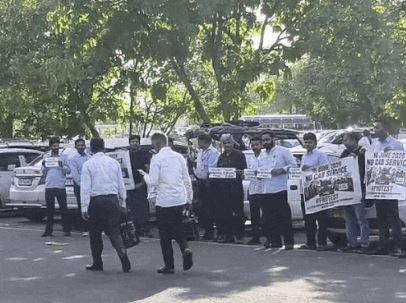  Chandigarh News: चंडीगढ़ में कैब चालकों का आंदोलन तेज, कैब चालकों को थाने ले गई पुलिस, सचिवालय जाने से रोका