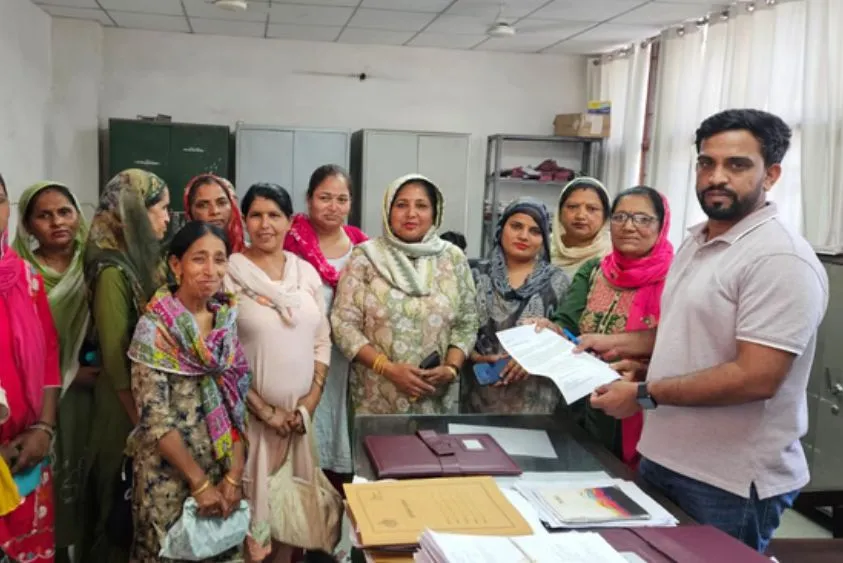 अंबाला न्यूज़: सुरगल और छोटी रसोर स्कूल से दो वर्कर्स हटाने पर विवाद, एसडीएम दफ्तर पर प्रदर्शन