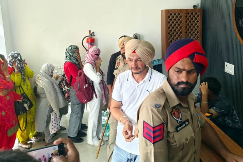  बरनाला पुलिस की एक होटल में छापेमारी: शिकायत के आधार पर कई जोड़े हिरासत में