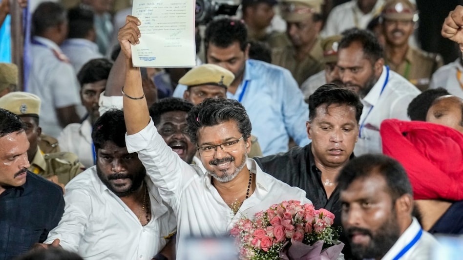  तमिलनाडु में सरकार गठन को लेकर सियासी हलचल तेज, DMK-AIADMK गठबंधन पर विधायकों ने दी इस्तीफे की चेताव...