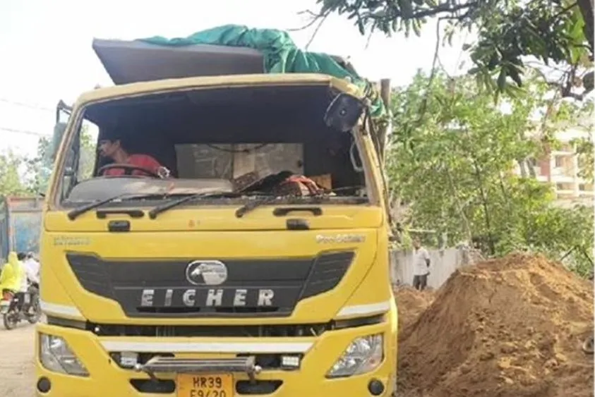  यमुनानगर में डंपरों की 'खूनी रेस': अस्पताल की दीवार तोड़कर पलटा ट्रक, कई दुकानें तबाह