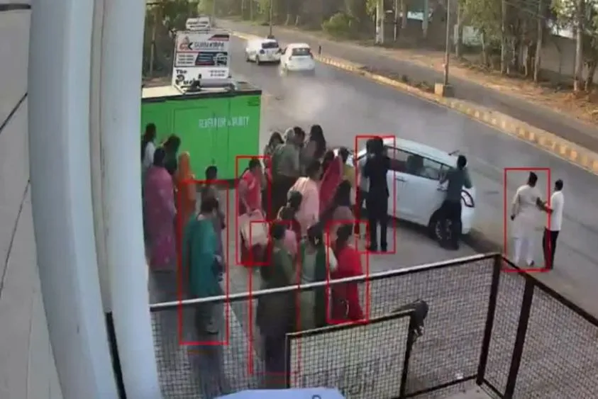  सिरसा में दर्दनाक हादसा: विदाई की फोटो खींच रहे फोटोग्राफर को बेकाबू कार ने उड़ाया, मौत