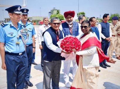 Chandigarh News: चंडीगढ़ एयरपोर्ट पर कटारिया ने किया राष्ट्रपति द्रौपदी मुर्मू का गर्मजोशी से स्वागत...
