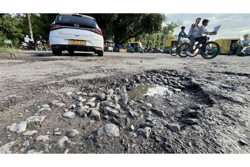  Chandigarh News: मानसून से पहले सड़कों की मरम्मत पर संकट, 175 करोड़ रुपये के री-कार्पेटिंग कार्यों की रफ्तार थमी