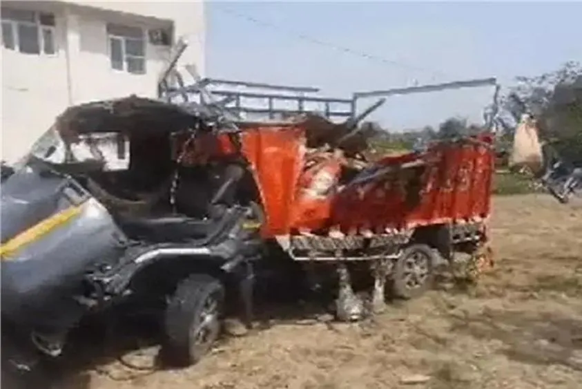 करनाल हाईवे पर भीषण हादसा: ट्रक के अचानक ब्रेक मारने से पिकअप वैन टकराई, यूपी के 2 मजदूरों की मौत