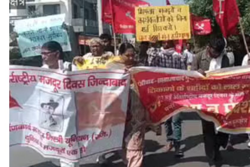 कुरुक्षेत्र में मजदूरों का बड़ा प्रदर्शन: 30 हजार न्यूनतम वेतन और 8 घंटे काम की मांग पर अड़े श्रमिक।