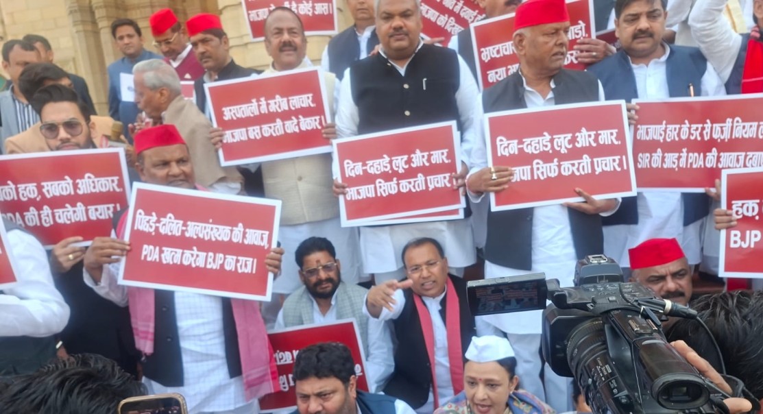 निलंबित सांसदों ने संसद परिसर में किया विरोध प्रदर्शन, मकर द्वार के पास सरकार के खिलाफ नारेबाजी