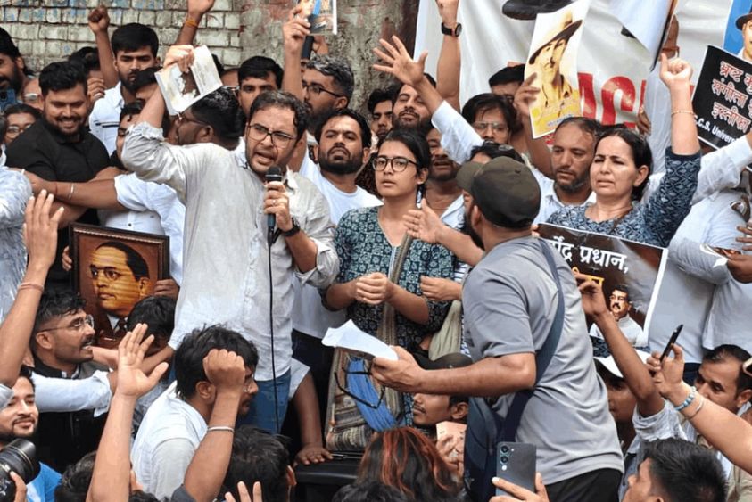  Breaking: जंतर मंतर पर कॉकरोच जनता पार्टी का प्रदर्शन शुरू, दिल्ली में सुरक्षा बढ़ाई गई
