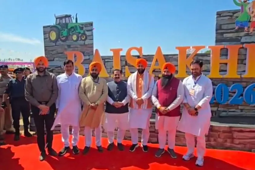  कुरुक्षेत्र में बैसाखी की धूम: सीएम नायब सैनी ने उड़ाई 6 फीट की पतंग, दंगल में पहलवानों ने दिखाया दम