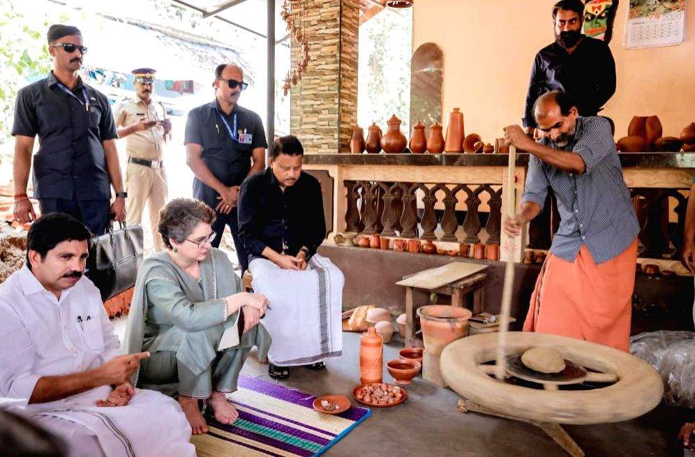  प्रियंका गांधी ने मलप्पुरम में ‘कुम्हारों के गांव’ का दौरा किया और कारीगरों से बातचीत की
