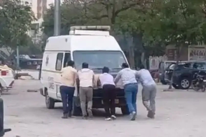 फरीदाबाद में 'धक्का-मार' स्वास्थ्य सेवाएं: सिविल अस्पताल की एम्बुलेंस का वायरल वीडियो