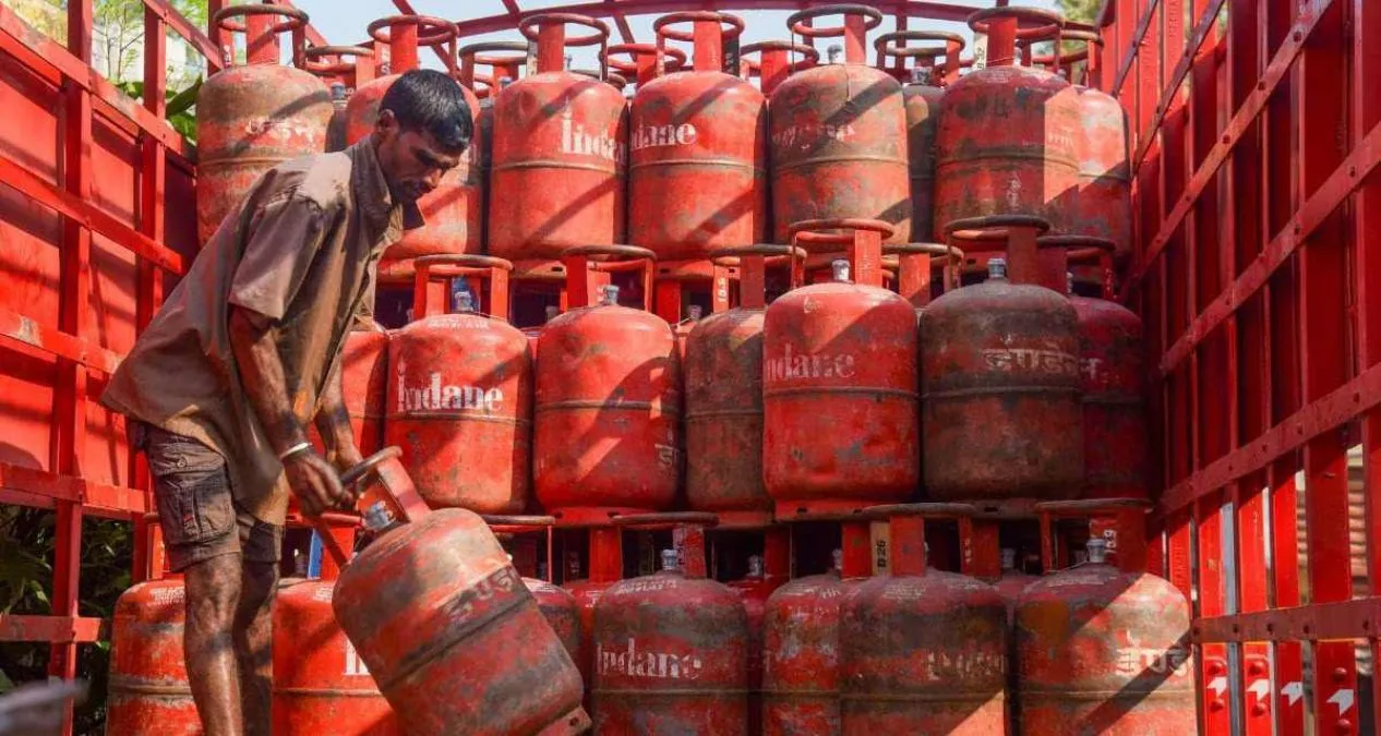  गैस सिलेंडर बुकिंग के नियम बदले, अब 21-25 दिन बाद ही होगी अगली बुकिंग