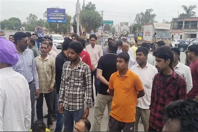  गोवंश के अवशेष मिलने पर करनाल-स्टेट हाईवे जाम, पुलिस छावनी में बदला इलाका