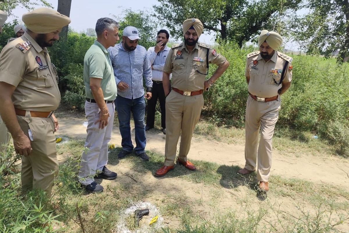 Amritsar News: अमृतसर में पुलिस और गैंगस्टरों के बीच मुठभेड़, क्रॉस फायरिंग के बाद दो आरोपी गिरफ्तार