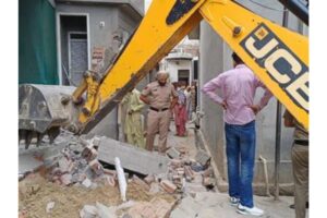 Barnala News: बरनाला में भगोड़े नशा तस्‍कर के घर पर चला प्रशासन का पीना पंजा, अवैध रूप से बना था मकान