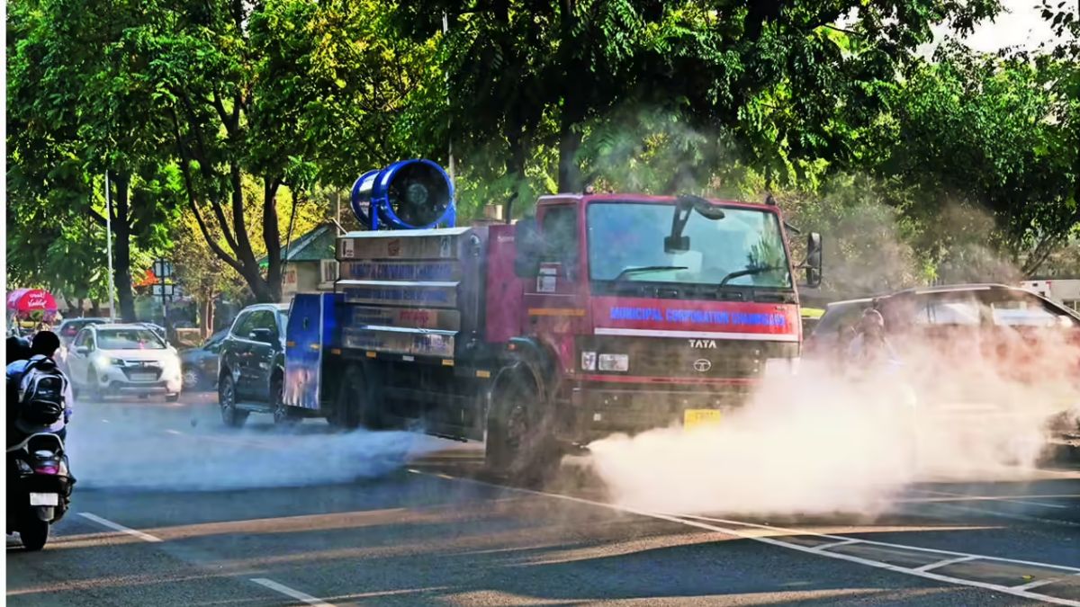Chandigarh News: प्रदूषण नियंत्रण के लिए शहर में 12 हाईटेक सफाई-एंटी स्मॉग मशीनें तैयार, धूल व गाद साफ करेंगी