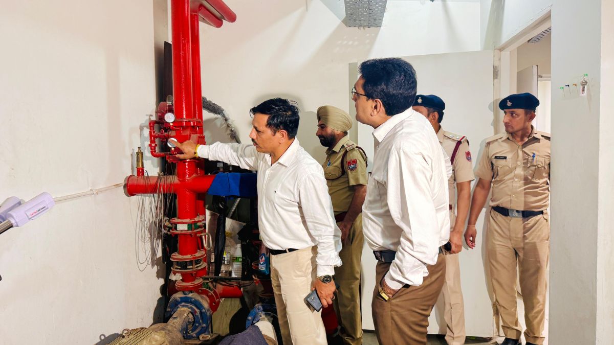 Chandigarh News: लखनऊ हादसे के बाद अलर्ट मोड में प्रशासन, चंडीगढ़ में कोचिंग सेंटरों का औचक निरीक्षण