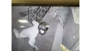 Chandigarh News: चंडीगढ़ के धनास में प्रॉपर्टी डीलर के घर हमला, डंडा लेकर पहुंचे बदमाश, ईंटो से घर का दरवाजा तोड़ने की कोशिश