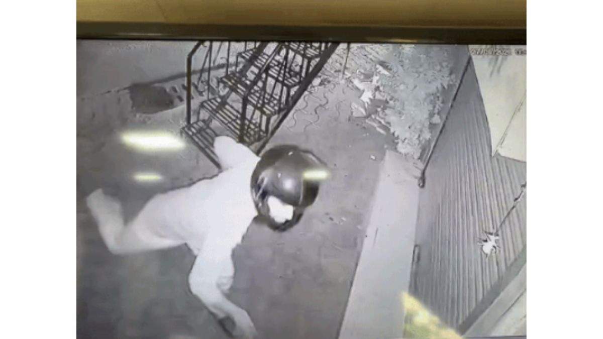 Chandigarh News: चंडीगढ़ के धनास में प्रॉपर्टी डीलर के घर हमला, डंडा लेकर पहुंचे बदमाश, ईंटो से घर का दरवाजा तोड़ने की कोशिश