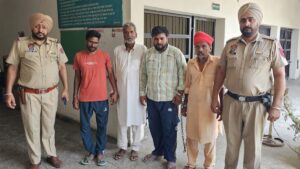 Fazilka News: अबोहर में फर्जी पुलिस बनकर लूट करने वाले गिरोह का भंडाफोड़, वर्दी और हथकड़ी समेत 4 आरोपी गिरफ्तार