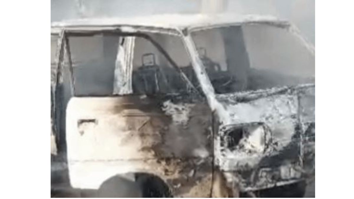 Jhunjhunu News: झुंझुनूं में स्कूली वैन में लगी आग, ड्राइवर की सतर्कता से बच्चे सुरक्षित, पूरी गाड़ी जलकर राख