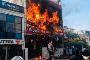 Lucknow Fire Tragedy: लखनऊ के आग हादसे में 15 मौतें, 4 अफसर सस्पेंड, 4 आरोपी अरेस्ट