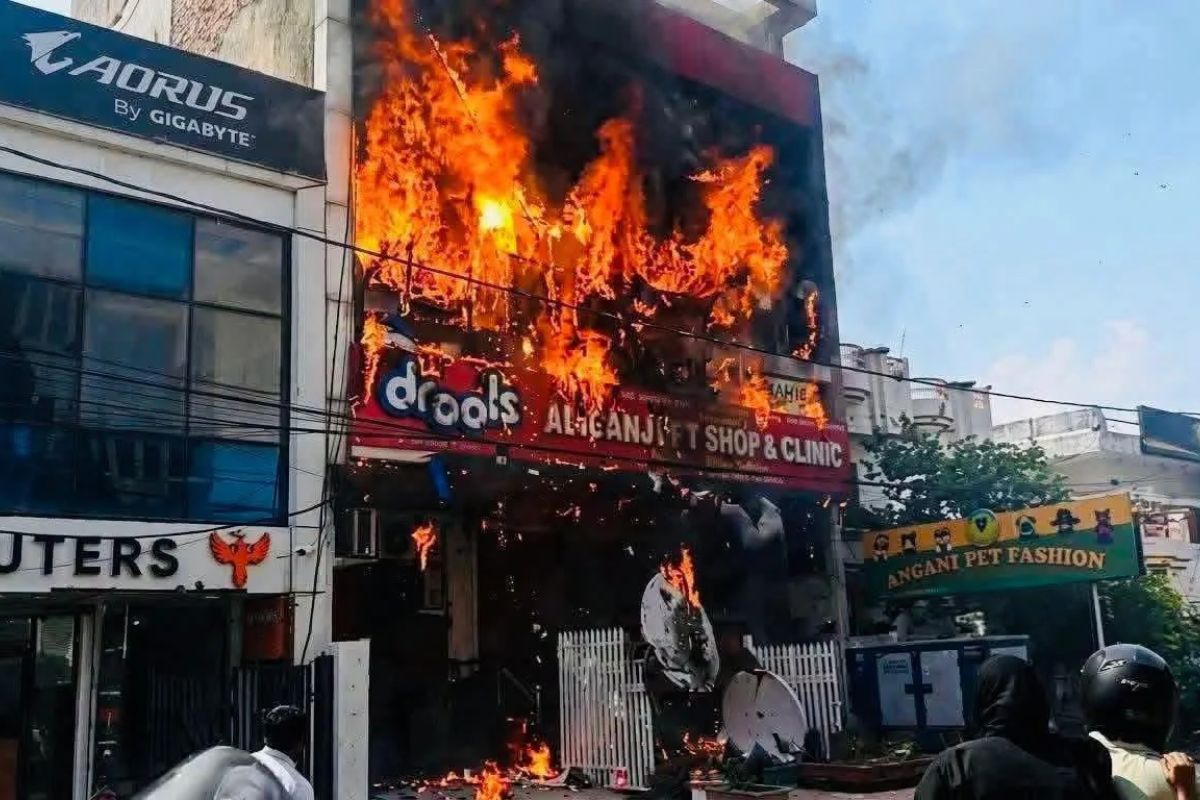Lucknow Fire Tragedy: लखनऊ के आग हादसे में 15 मौतें, 4 अफसर सस्पेंड, 4 आरोपी अरेस्ट