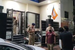 Punjab News: बठिंडा में बीजेपी नेता डॉ. तरसेम गर्ग के क्लिनिक पर पेट्रोल बम हमला, एक्टिवा में लगी आग