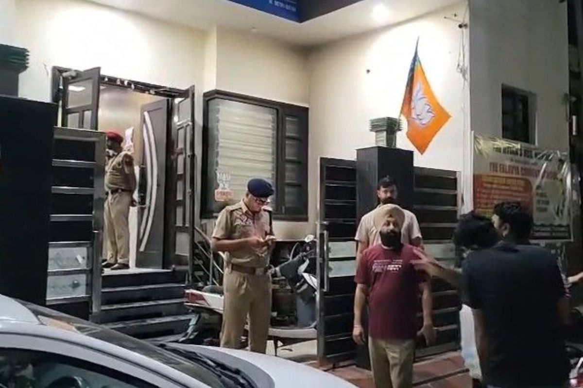 Punjab News: बठिंडा में बीजेपी नेता डॉ. तरसेम गर्ग के क्लिनिक पर पेट्रोल बम हमला, एक्टिवा में लगी आग