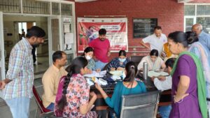 Chandigarh: स्वास्थ्य विभाग की पहल से बदली तस्वीर, मनीमाजरा में घर के पास पहुंचीं जांच और उपचार सेवाएं