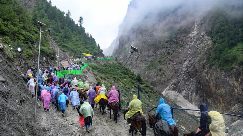 Amarnath Yatra: जम्मू से 6200 से अधिक श्रद्धालु कश्मीर आधार शिविरों के लिए हुए रवाना