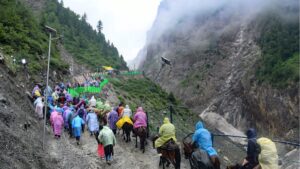 Amarnath Yatra: जम्मू से 6200 से अधिक श्रद्धालु कश्मीर आधार शिविरों के लिए हुए रवाना