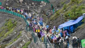 Amranath Yatra 2026: अमरनाथ यात्रा के लिए कड़ी सुरक्षा के बीच तीर्थयात्रियों का नया जत्था रवाना हुआ