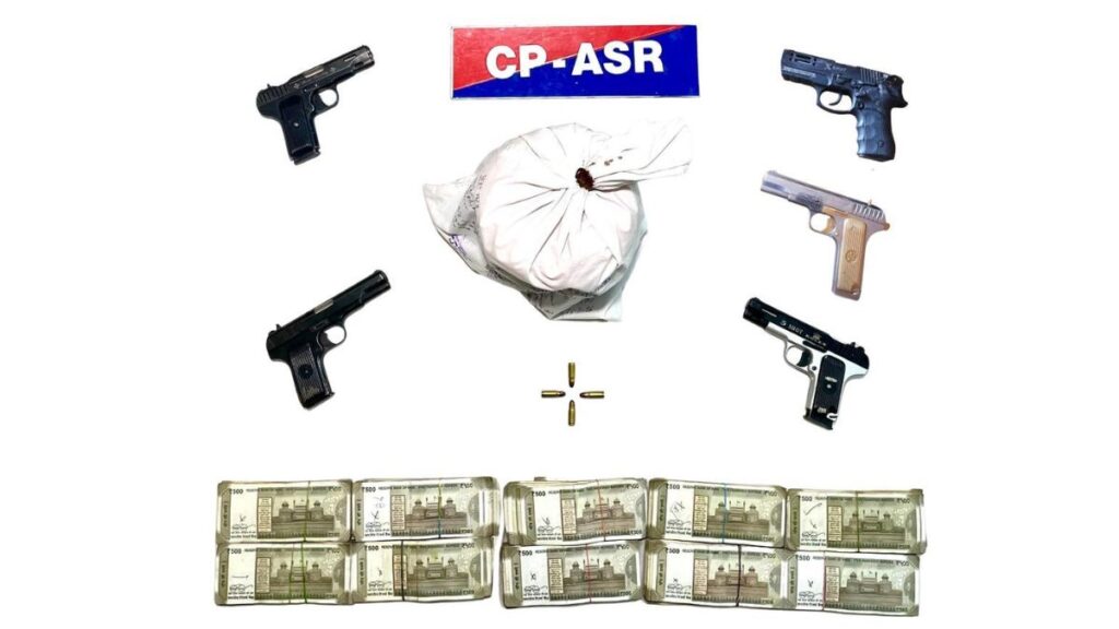 Amritsar News: अमृतसर पुलिस का बड़ा ऑपरेशन, 2 किलो हेरोइन-5 पिस्तौल और 5 लाख की नकदी समेत 4 तस्कर गिरफ्तार