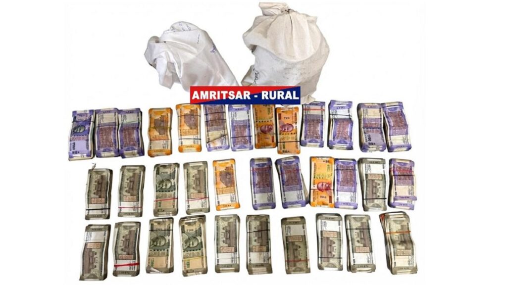 Amritsar News: अमृतसर में दो बड़े ड्रग नेटवर्क का भंडाफोड़, 6 किलो से अधिक हेरोइन 9.90 लाख ड्रग मनी समेत 3 तस्कर अरेस्ट