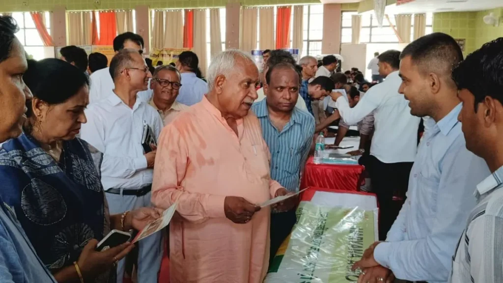 Sapna Choudhary: सपना चौधरी विवाद में कूदे पति वीर साहू, खाप पंचायत में बोले- 'महम के चबूतरे से निजी खुंदक न निकालें'