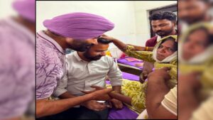 Barnala News: मेयर ने अस्पताल पहुंचकर जाना घायल सफाई सेवकों का हाल, 7.50 लाख रुपये की राहत राशि के बांटे चेक