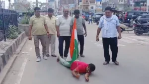 Bhiwani News: भिवानी में राष्ट्रपति अवॉर्डी का अनोखा विरोध, पेपर लीक के खिलाफ पेट के बल रेंगकर छात्रों का समर्थन