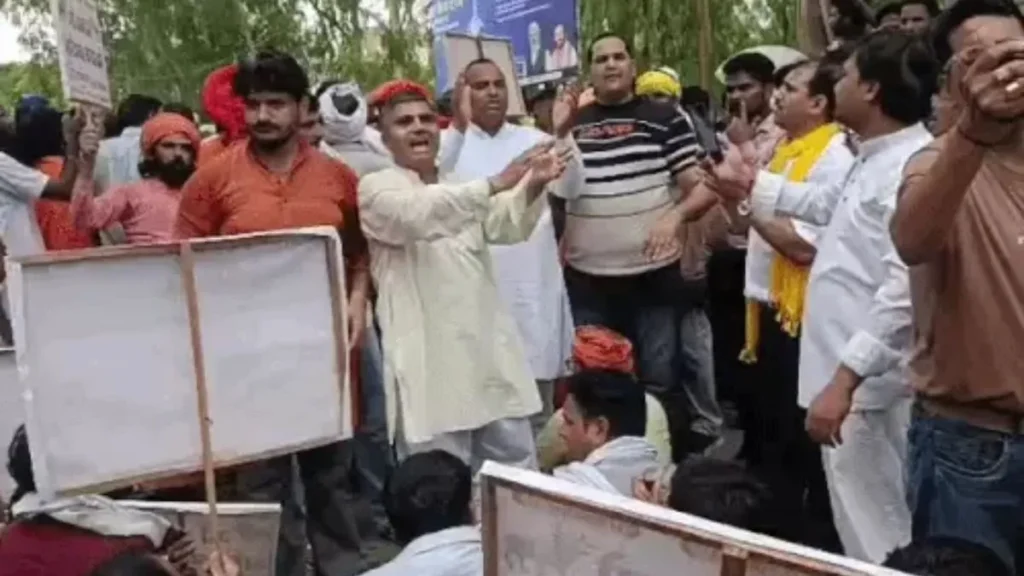 Bhiwani News: भिवानी में गो सम्मान यात्रा, ज्ञापन लेने नहीं पहुंचे अधिकारी, तो लघु सचिवालय के गेट पर शुरू हुआ हनुमान चालीसा