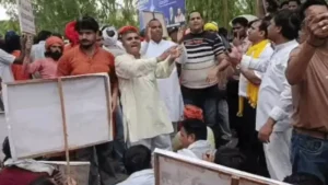 Bhiwani News: भिवानी में गो सम्मान यात्रा, ज्ञापन लेने नहीं पहुंचे अधिकारी, तो लघु सचिवालय के गेट पर शुरू हुआ हनुमान चालीसा