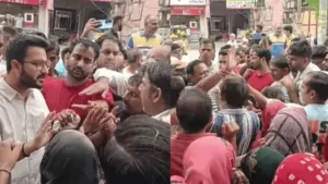 Bhiwani News: भिवानी में बिजली-पानी पर फूटा गुस्सा, सर्कुलर रोड पर जनता ने लगाया जाम, रातभर बत्ती गुल रहने से बेहाल हैं लोग