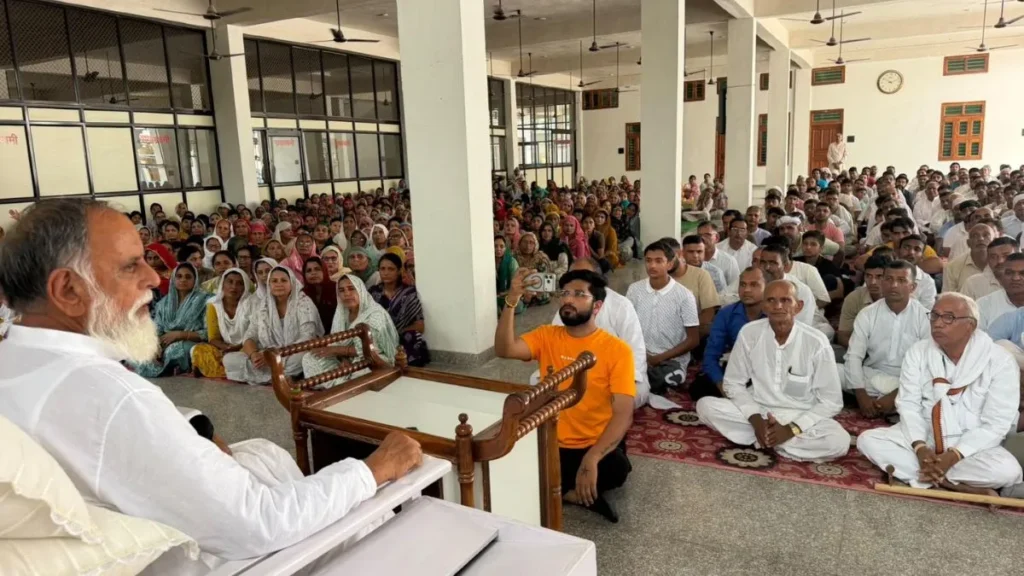 Bhiwani News: भिवानी के दिनोद आश्रम में उमड़ी भारी संगत, हुज़ूर कंवर महाराज ने बताया कैसे मिलेगी मन को शांति