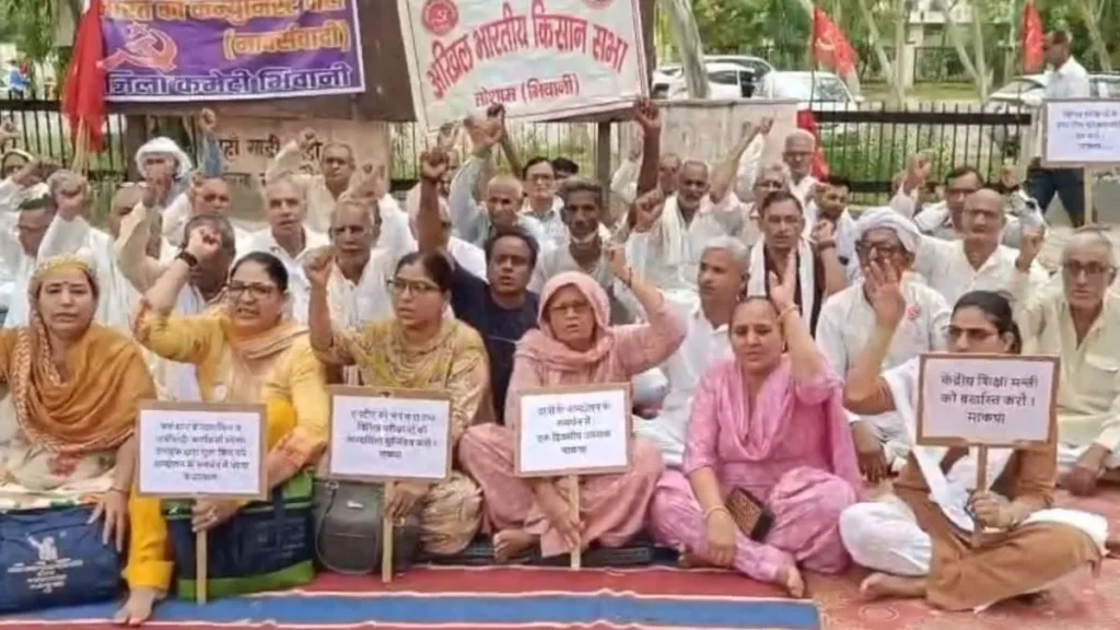 Bhiwani News: नीट घोटाले के खिलाफ भिवानी में फूटा गुस्सा, डीसी दफ्तर के सामने संगठनों का उपवास और धरना