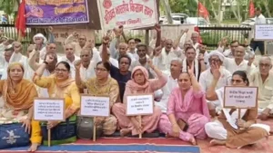 Bhiwani News: नीट घोटाले के खिलाफ भिवानी में फूटा गुस्सा, डीसी दफ्तर के सामने संगठनों का उपवास और धरना