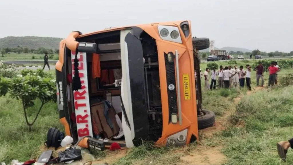 Bus Accident Nuh: दिल्ली-मुंबई एक्सप्रेसवे पर पलटी टूरिस्ट बस, नूंह में ग्रामीणों ने शीशे तोड़कर बचाई यात्रियों की जान