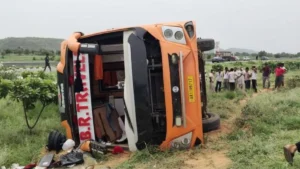 Bus Accident Nuh: दिल्ली-मुंबई एक्सप्रेसवे पर पलटी टूरिस्ट बस, नूंह में ग्रामीणों ने शीशे तोड़कर बचाई यात्रियों की जान